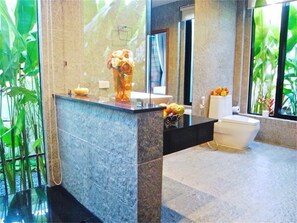 Apartment, 3 Bedrooms | Bathroom | Shower, hair dryer, towels