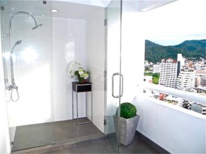 Apartamento, 1 quarto, vista para o mar | Banheiro | Banheira e chuveiro separados, secador de cabelo, toalhas de banho 