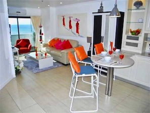 Apartment, 1 Schlafzimmer, Meerblick | Wohnbereich | Fernseher, DVD-Player