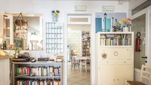 Una habitación acogedora con una estantería, un escritorio y una silla.