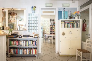 Une pièce confortable avec une bibliothèque, un bureau et une chaise.