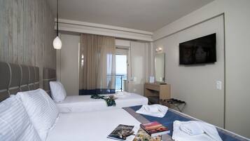 Kolmen hengen luksushuone, merinäköala (3 Persons) | Ylelliset vuodevaatteet, pillowtop-patjalliset sängyt