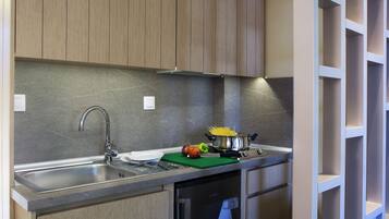 Estudio de lujo, vista al mar (2 Persons) | Cocineta privada | Refrigerador, parrilla de estufa, cafetera y tetera y tetera eléctrica