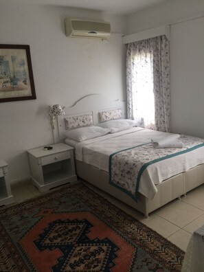 Minibar, bureau, espace de travail pour ordinateur portable