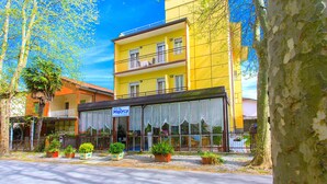 Un edificio amarillo con un letrero que dice "Majorca".