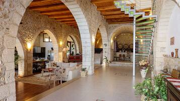 Villa de lujo, 4 habitaciones, vista al mar | Área de sala de estar