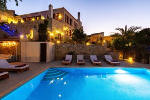 Outdoor pool, pool umbrellas, pool loungers - Villa Candice (Rethymno)