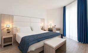 Habitació doble o amb dos llits individuals Comfort | Caixa forta a l'habitació, escriptori i roba de llit 
