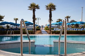 Outdoor spa tub - Regent's Hotel (Jesolo)