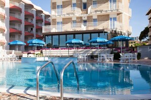 Piscine extérieure (ouverte en saison), piscine à débordement