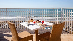 Ein Tisch mit Frühstücksangeboten und Blick auf den Strand.