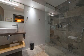 Deluxe-Doppelzimmer | Badezimmer | Haartrockner, Handtücher, Seife, Shampoo