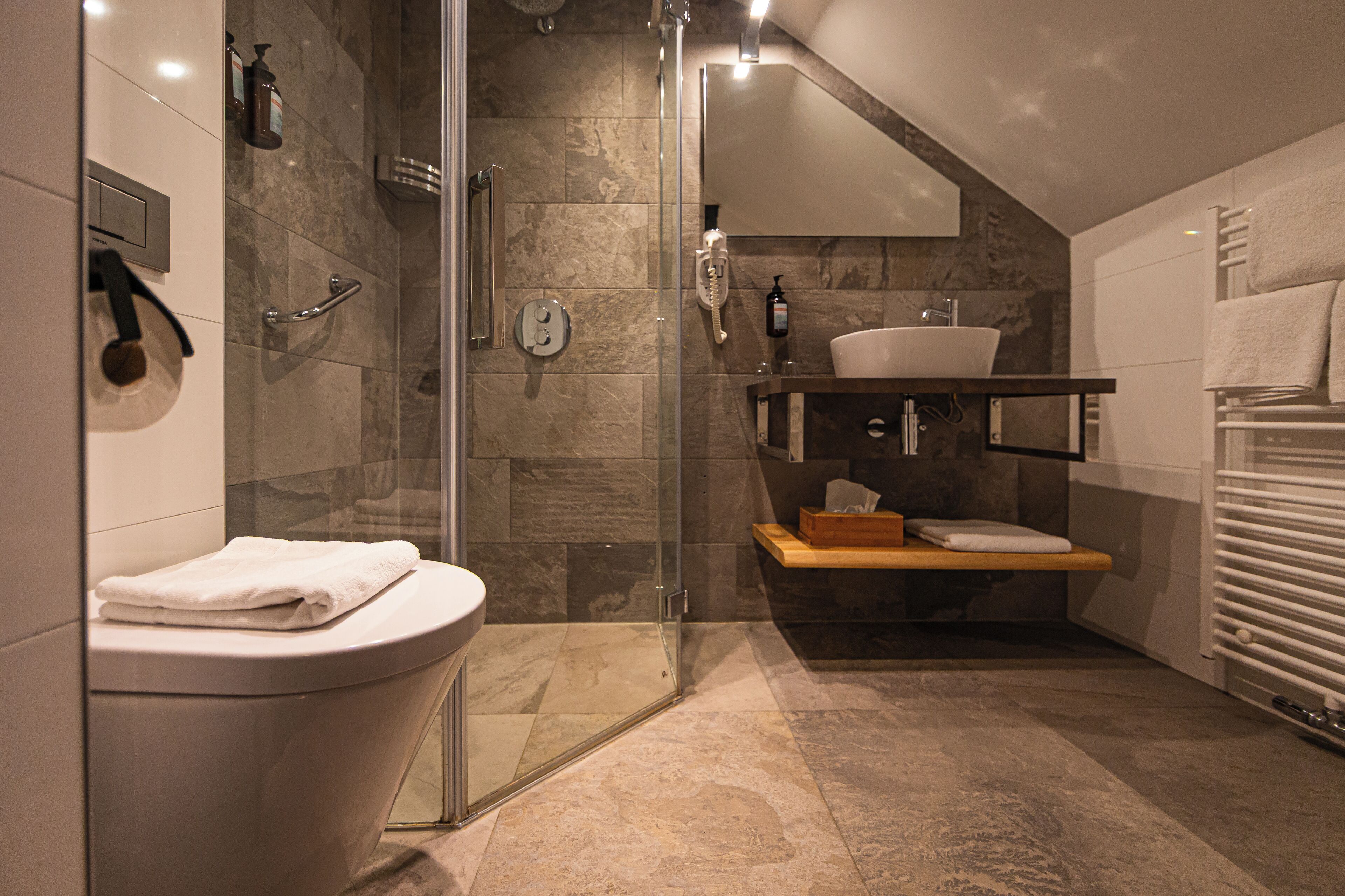 Habitación económica doble | Baño | Secador de pelo, toallas, jabón y champú