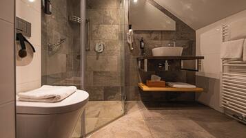 Habitación económica doble | Baño | Secador de pelo, toallas, jabón y champú