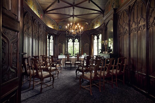 Déjeuner et dîner servis sur place, spécialités Cuisine française