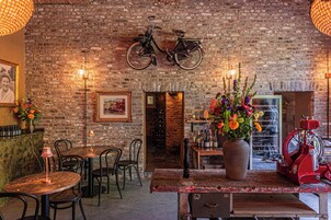 供应午餐和晚餐，法国菜