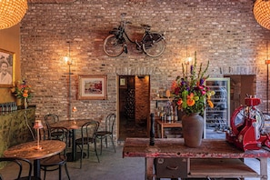 Der serveres frokost, aftensmad og franske retter