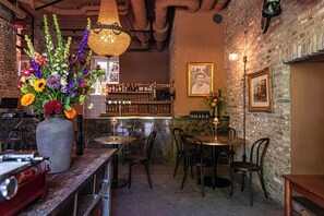 Déjeuner et dîner servis sur place