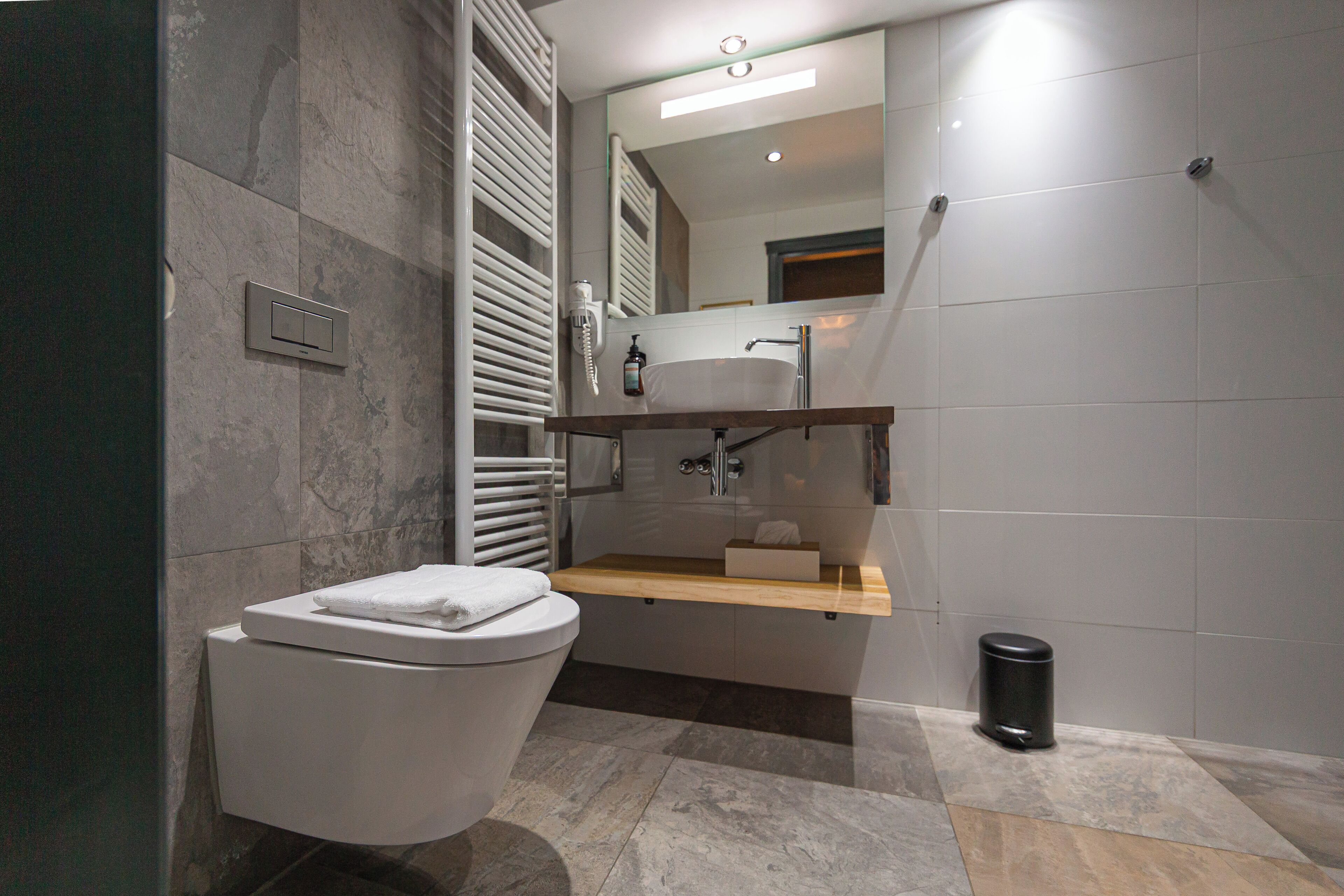 deluxe double room | bathroom | hair dryer, towels, soap, shampoo