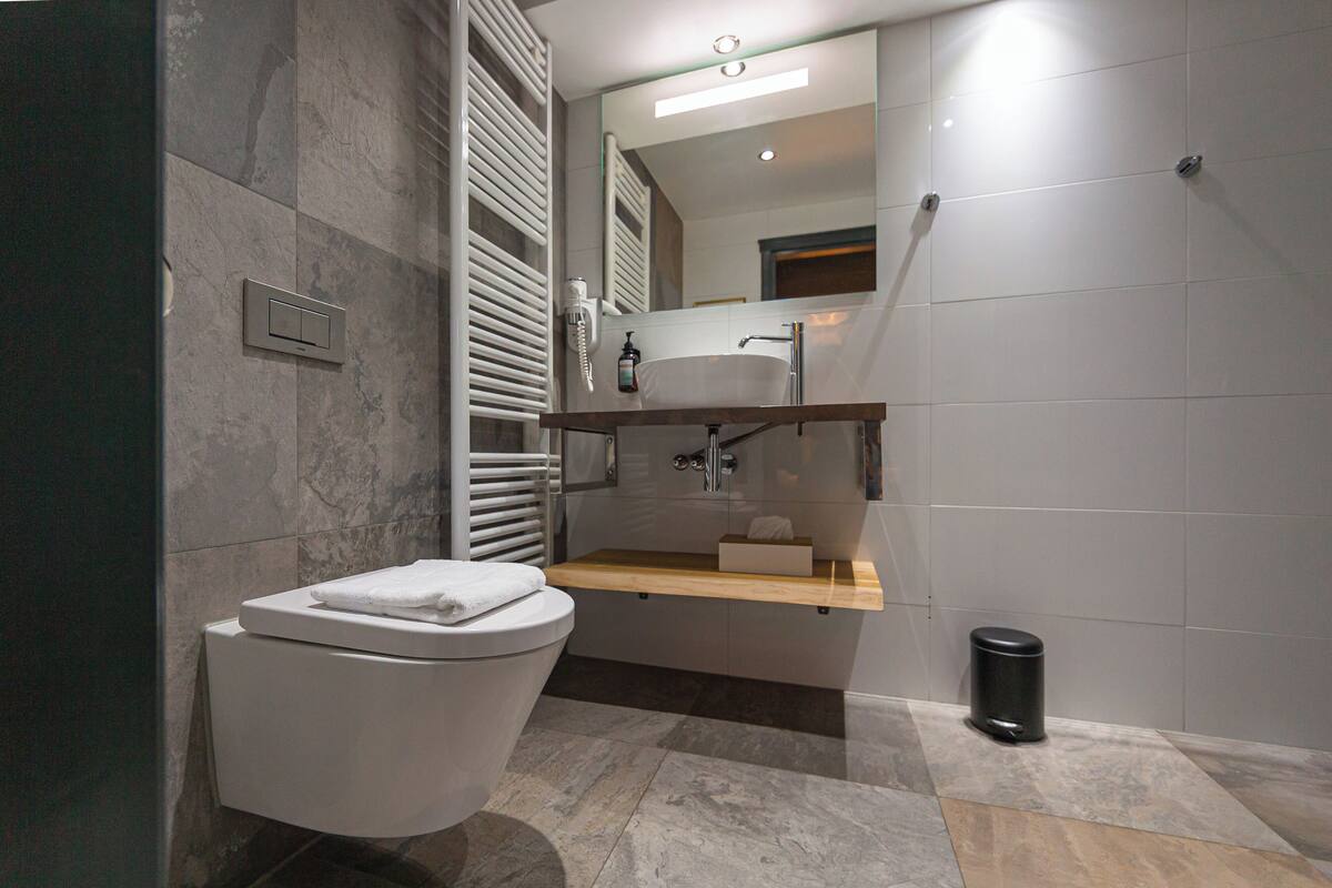 deluxe double room | bathroom | hair dryer, towels, soap, shampoo