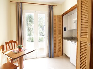 Studio, Partial Sea View | Private kitchen | Fridge, microwave, stovetop, coffee/tea maker - Apartamentos Niza (Calvia)