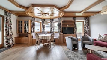 Apartamento Deluxe, 3 habitaciones | Servicio de comidas en la habitación