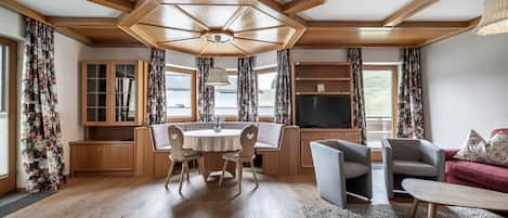 Deluxe Apartment, 3 Bedrooms | In-room dining