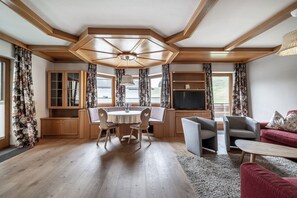 Deluxe Apartment, 3 Bedrooms | In-room dining