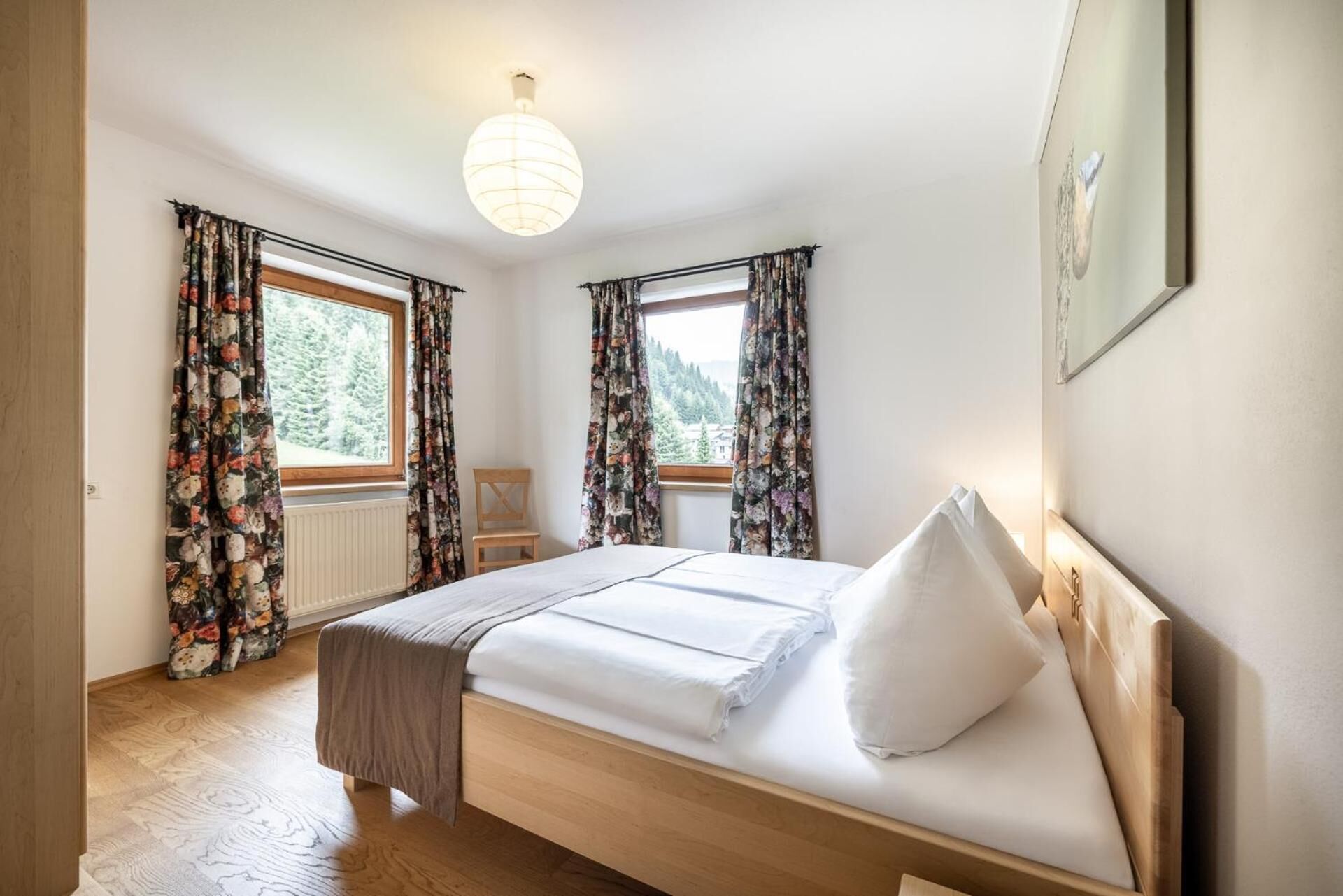 Edredones de plumas, wifi gratis, ropa de cama