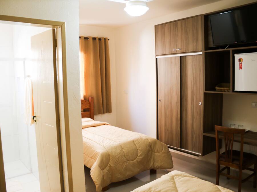 Familien-Suite, Mehrere Betten | Minibar, Schreibtisch, laptopgeeigneter Arbeitsplatz, kostenloses WLAN