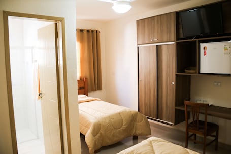 Minibar, escritorio, espacio para trabajar con laptop y wifi gratis