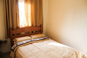 Suíte básica, 1 cama de casal | Frigobar, escrivaninha, espaço de trabalho para notebook