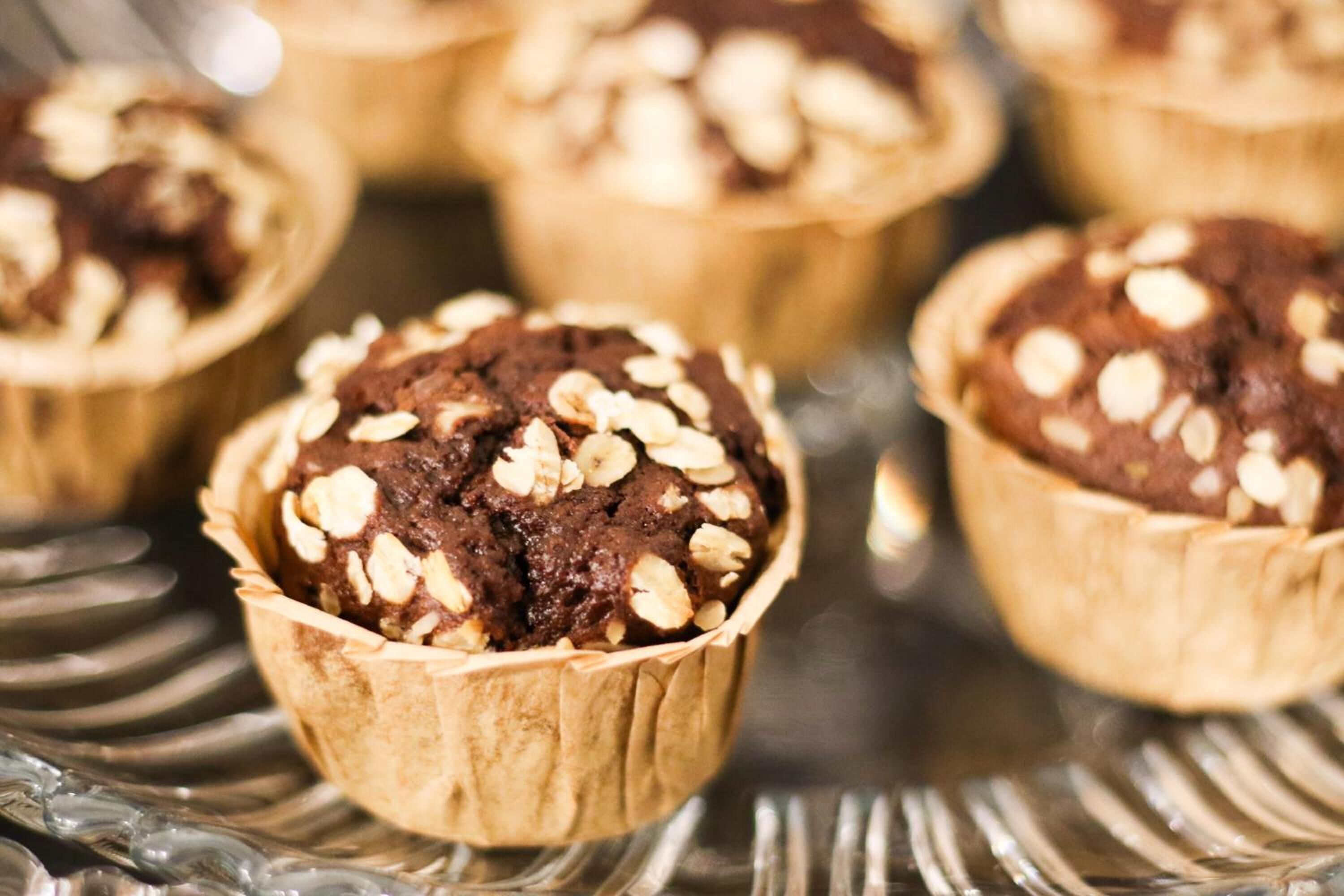 Un vassoio di muffin con guarnizioni di avena.