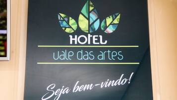 Um letreiro com logotipo e texto para um hotel chamado 'Vale das Artes'.