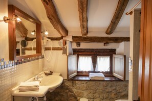 Baño | Secadora de cabello, toallas, jabón, shampoo 