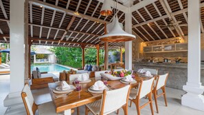 Family Villa | Dining room - Villa Little Mannao by Villa Finder (Kerobokan)