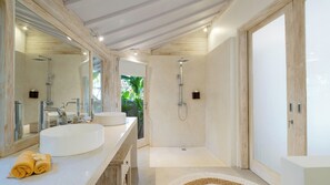 Family Villa | Bathroom | Separate bathtub and shower, deep-soaking bathtub, free toiletries - Villa Little Mannao by Villa Finder (Kerobokan)