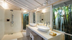 Familie villa | Badkamer | Een aparte badkuip en douche, een diep bad, gratis toiletartikelen
