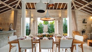 Family Villa | Dining room - Villa Little Mannao by Villa Finder (Kerobokan)