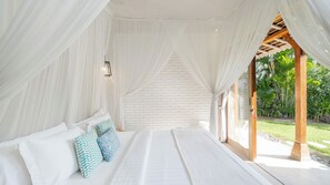 4 bedrooms, in-room safe, free WiFi, bed sheets - Villa Little Mannao by Villa Finder (Kerobokan)
