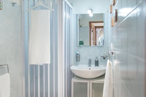 City Loft | Bathroom | Shower, free toiletries, hair dryer, bidet - Casa Siciliana 01 (Noto)