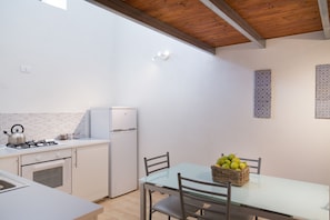 Loft Ville | Cuisine privée | Réfrigérateur, four, plaque de cuisson