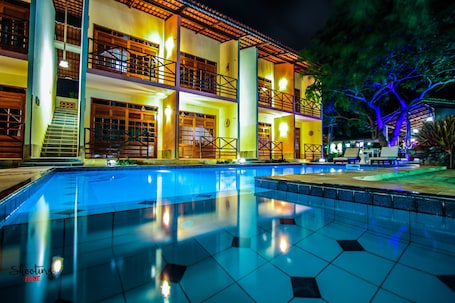 Una piscina al aire libre, sillones reclinables de piscina. Hotel Pousada Sol & Lua