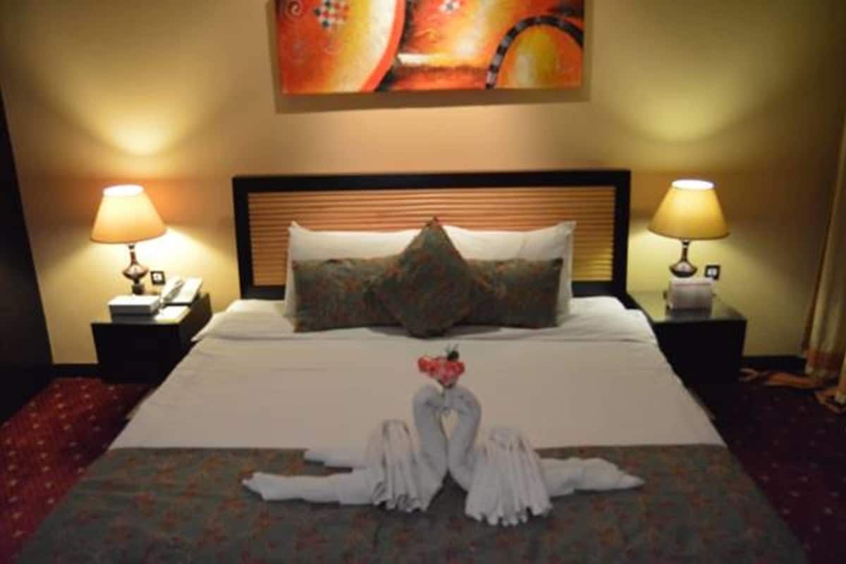 Double Room | Minibar, in-room safe, desk, blackout drapes