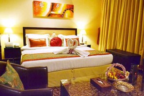 Bar mini, peti besi dalam bilik, langsir/tirai gelap terus 