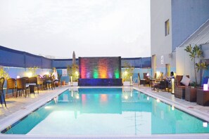 حمام سباحة