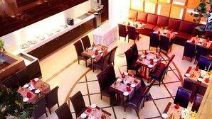 Déjeuner, dîner et souper servis sur place