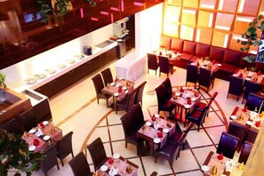 Breakfast, lunch, dinner served; international cuisine - Dorus Hotel (Dubai)