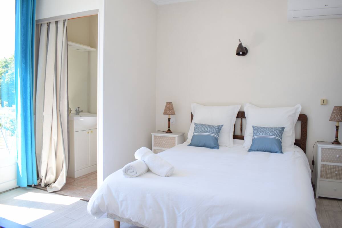 quadruple room | desk, laptop workspace, soundproofing, iron/ironing board