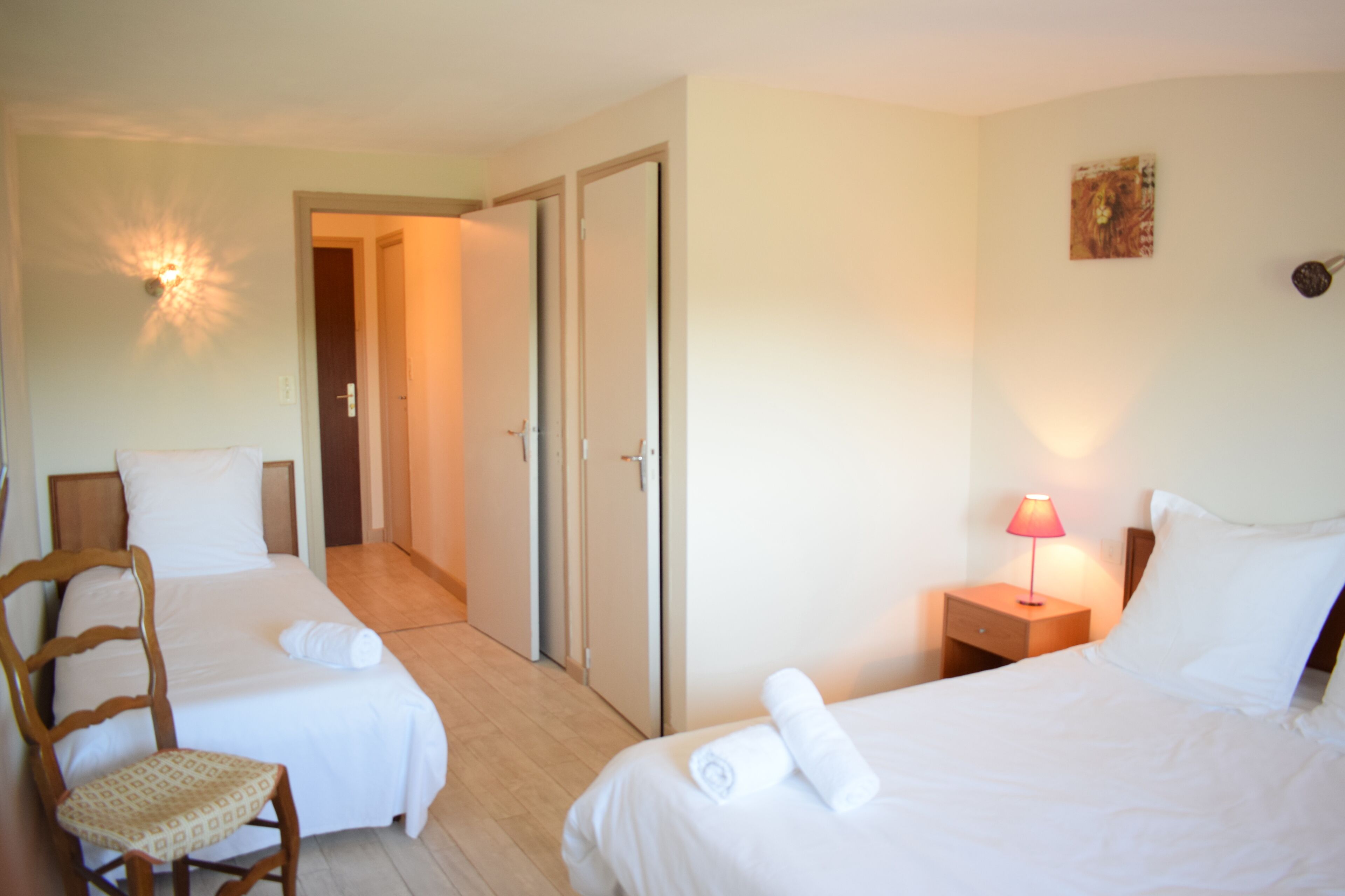 triple room | desk, laptop workspace, soundproofing, iron/ironing board